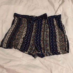 Front tie shorts, flowy, fun print, size large